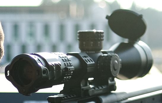 Zielfernrohr auf einem Gewehr montiert.