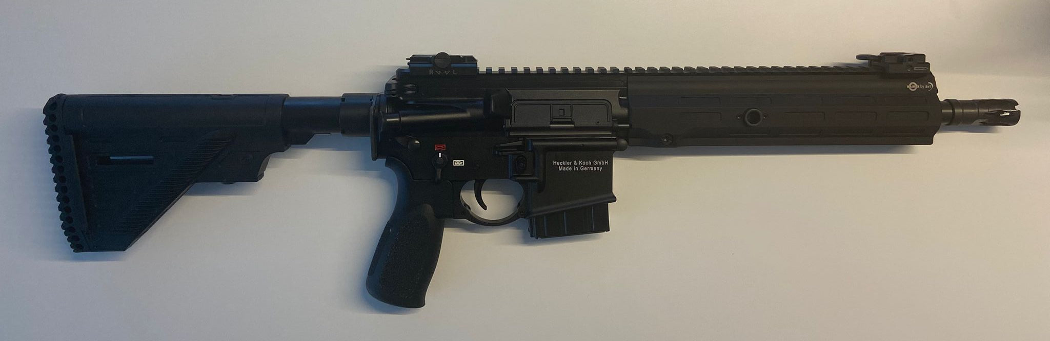 Heckler & Koch Gewehr, schwarz.