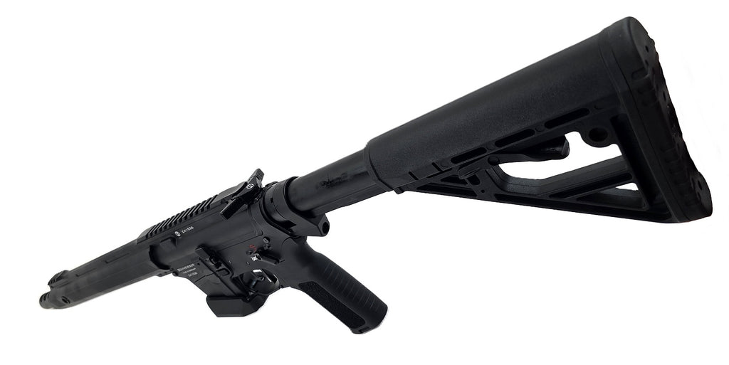 Schmeisser Gewehr, schwarz, seitliche Ansicht.