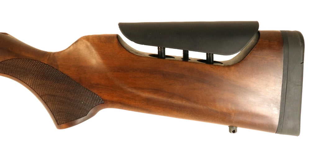 Brenner Jagdgewehr mit Holzschaft.