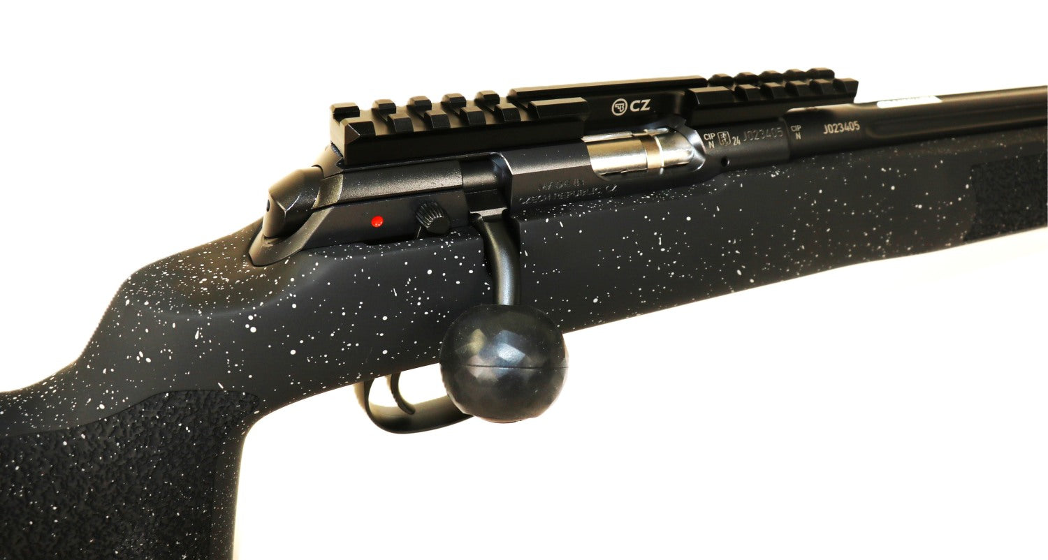 Schwarzes CZ-Gewehr mit Zielfernrohr.