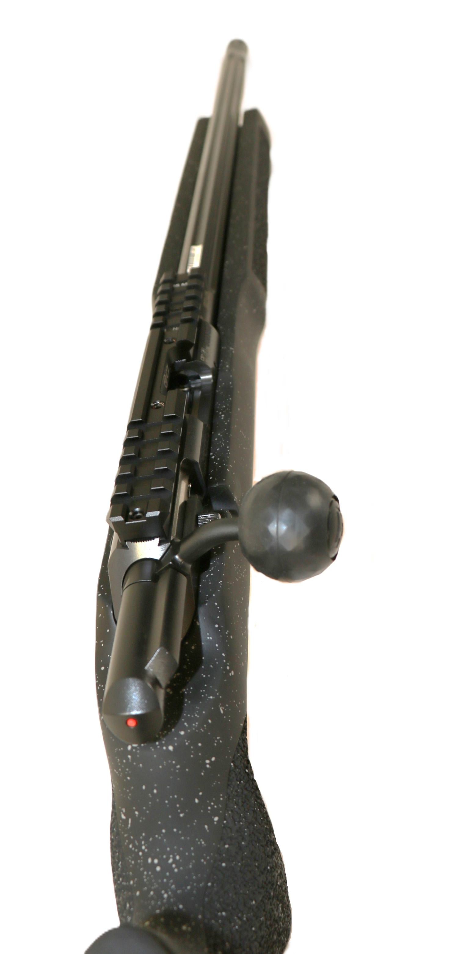 Schwarzes CZ-Gewehr mit Zielfernrohr.