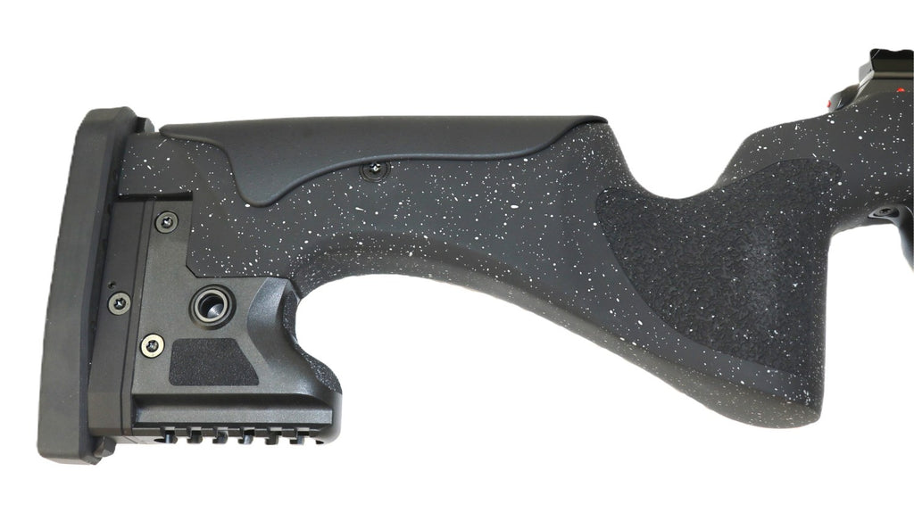 Schwarzes CZ-Gewehr mit Zielfernrohr.