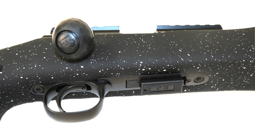 Schwarzes CZ-Gewehr mit Zielfernrohr.