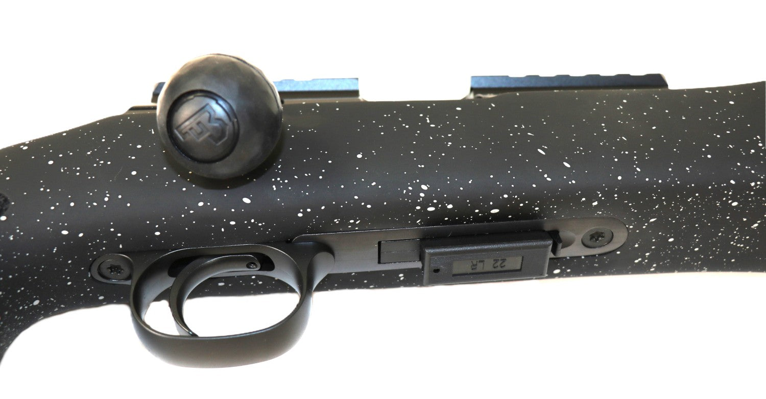 Schwarzes CZ-Gewehr mit Zielfernrohr.