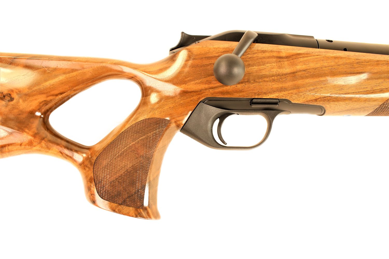 Blaser Jagdgewehr mit Holzschaft.