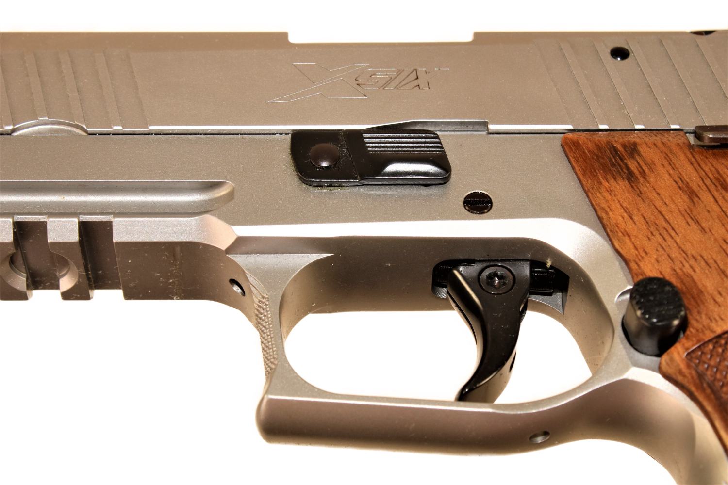 SIG SAUER Pistole, zerlegt, Holzgriff.