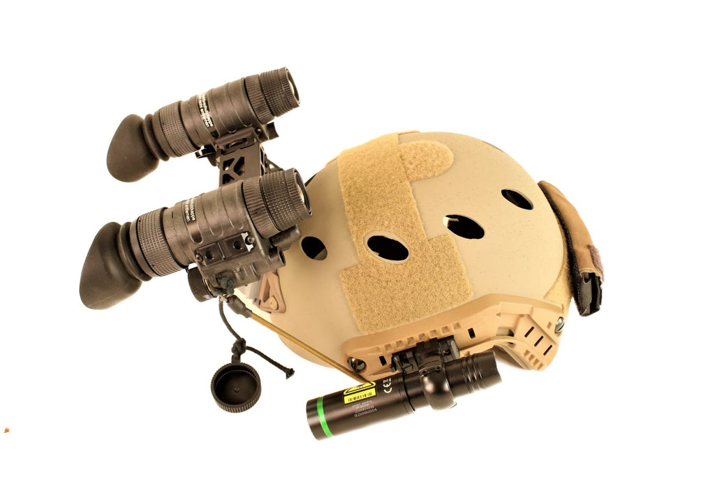 NIGHT-TRONIC Nachtsichtgerät auf Helm.