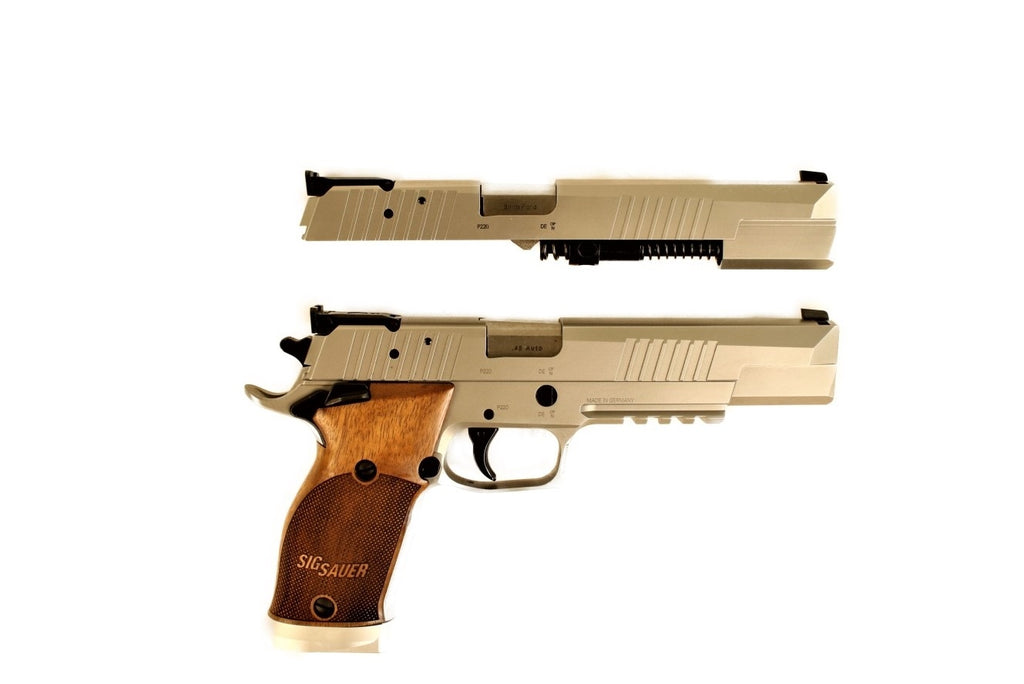 SIG SAUER Pistole, zerlegt, Holzgriff.