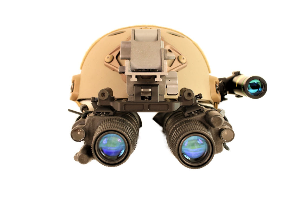 NIGHT-TRONIC Nachtsichtgerät auf Helm.