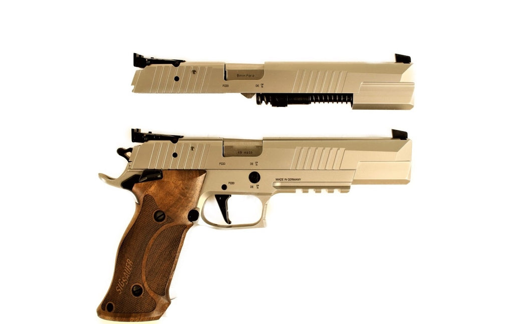 SIG SAUER Pistole, zerlegt, Holzgriff.