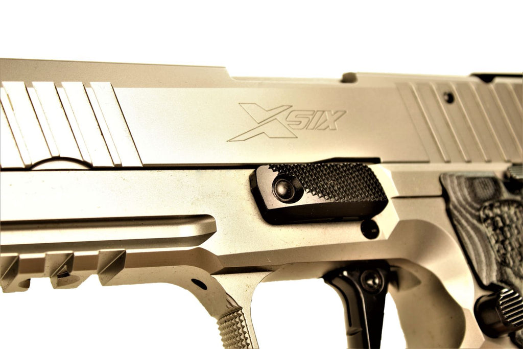 SIG SAUER Pistole, goldfarben, seitlich.