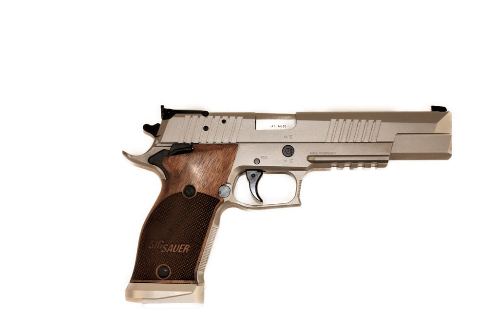 SIG SAUER Pistole, zerlegt, Holzgriff.