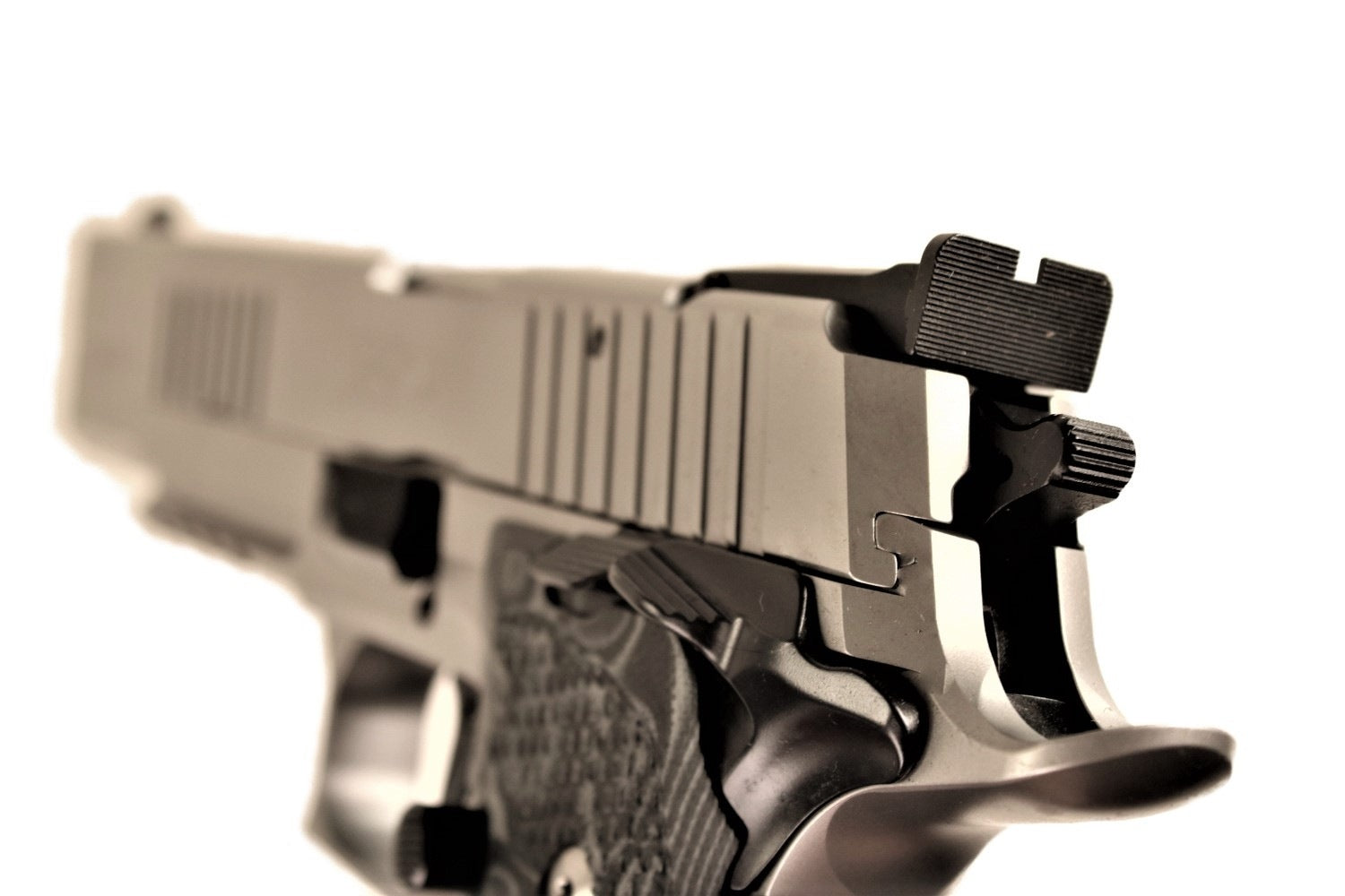 SIG SAUER Pistole, goldfarben, seitlich.