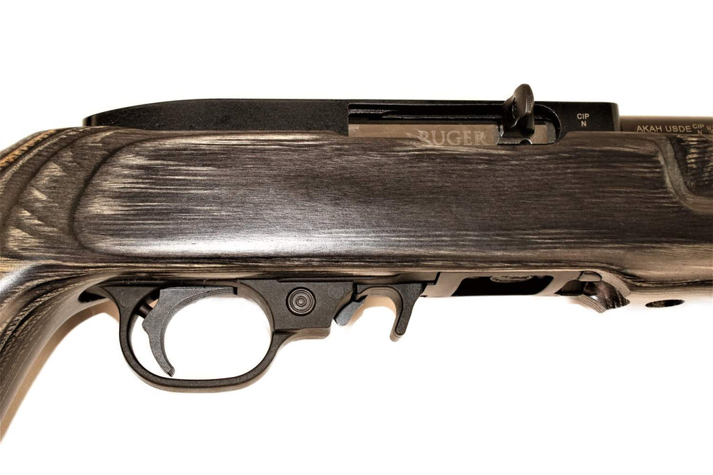 RUGER Gewehr mit Holzschaft.