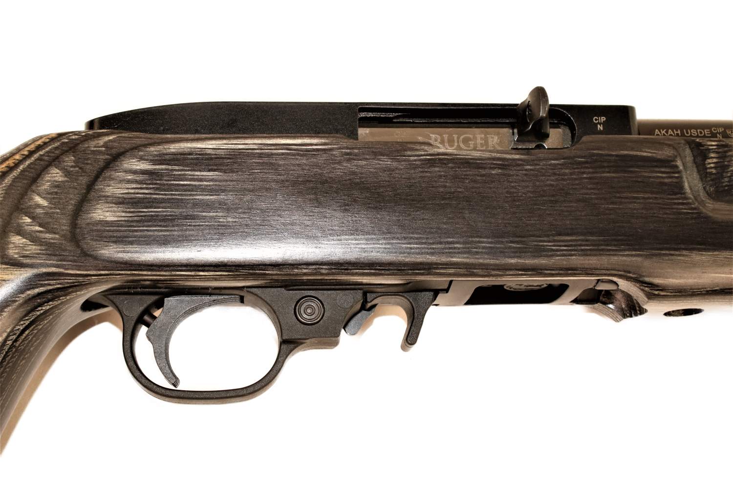 RUGER Gewehr mit Holzschaft.