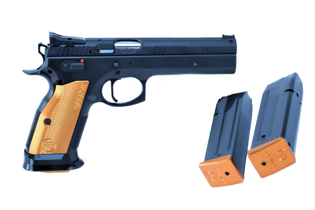 CZ-Pistole mit zwei Magazinen.