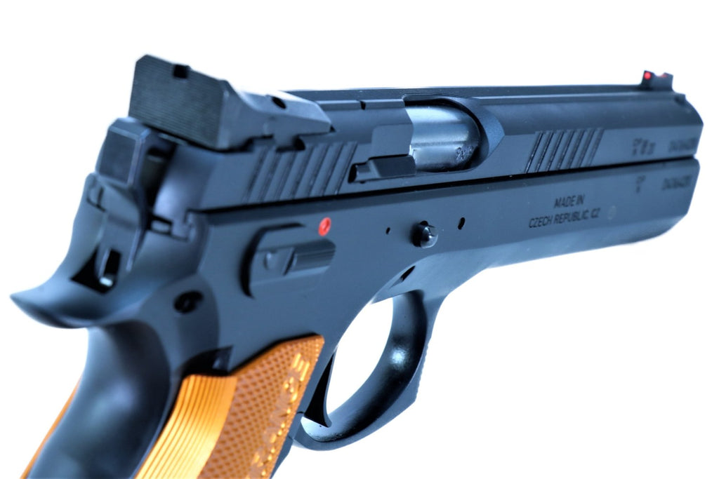 CZ-Pistole mit zwei Magazinen.