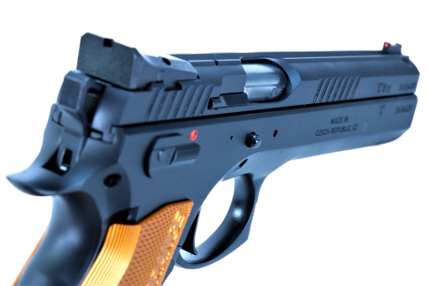 CZ-Pistole mit zwei Magazinen.