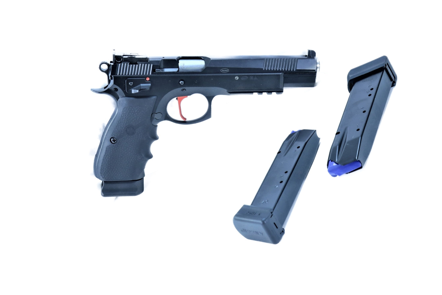 CZ-Pistole mit zwei Magazinen.