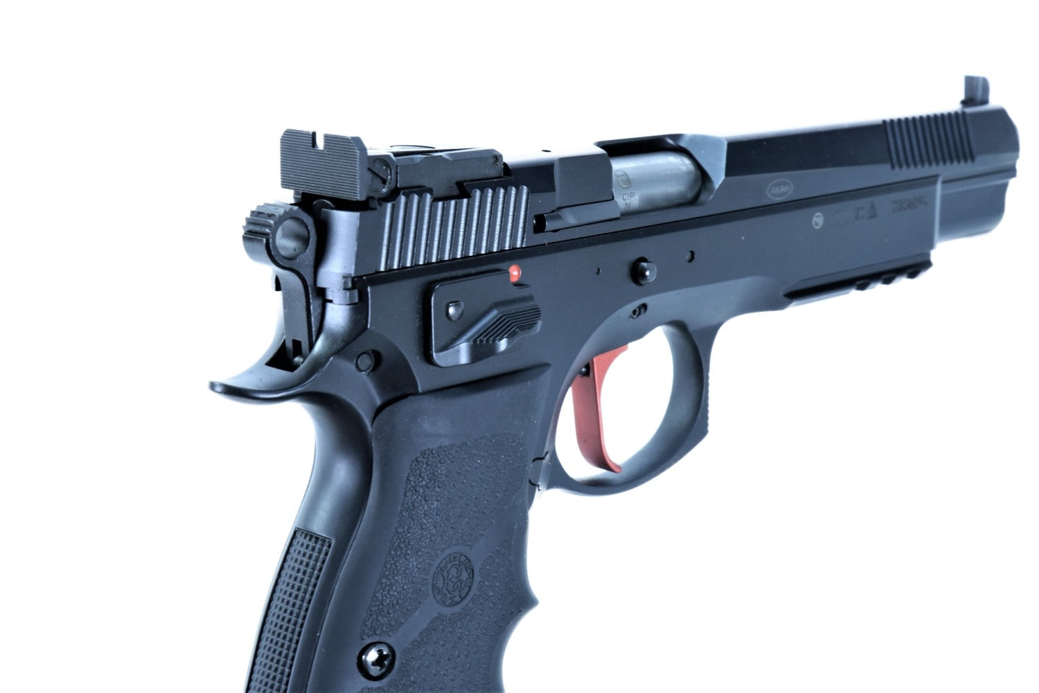 CZ-Pistole mit zwei Magazinen.