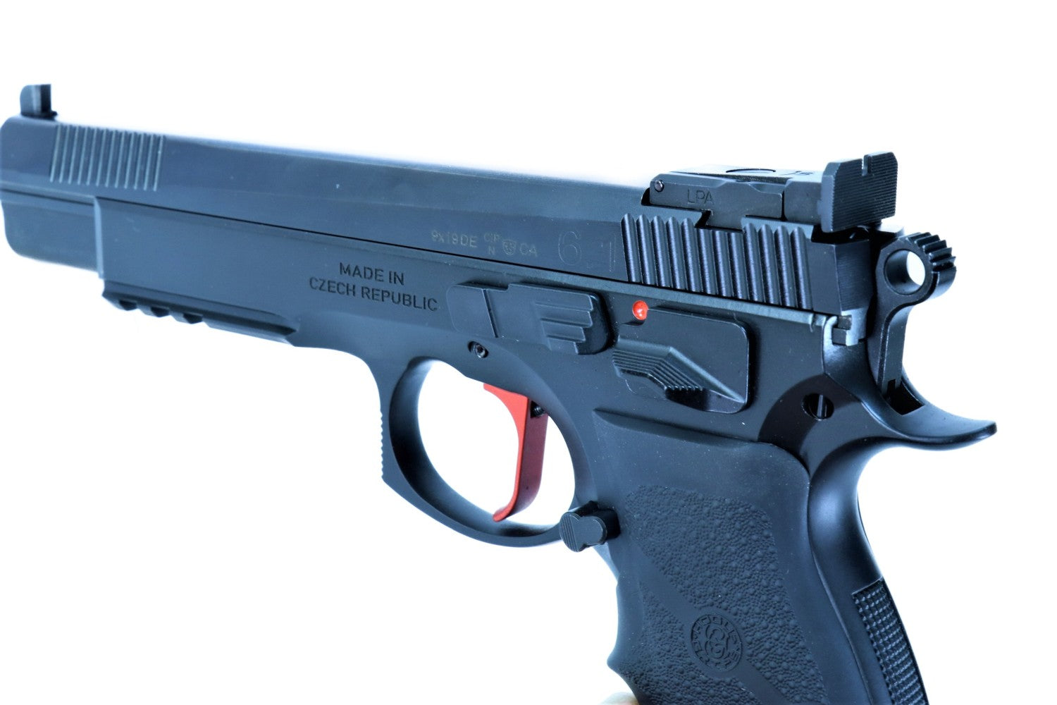 CZ-Pistole mit zwei Magazinen.