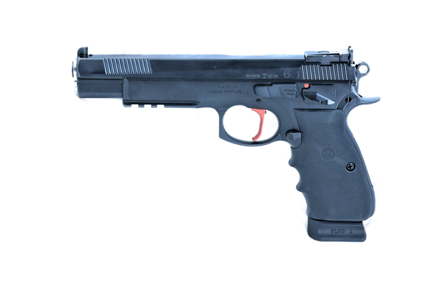 CZ-Pistole mit zwei Magazinen.