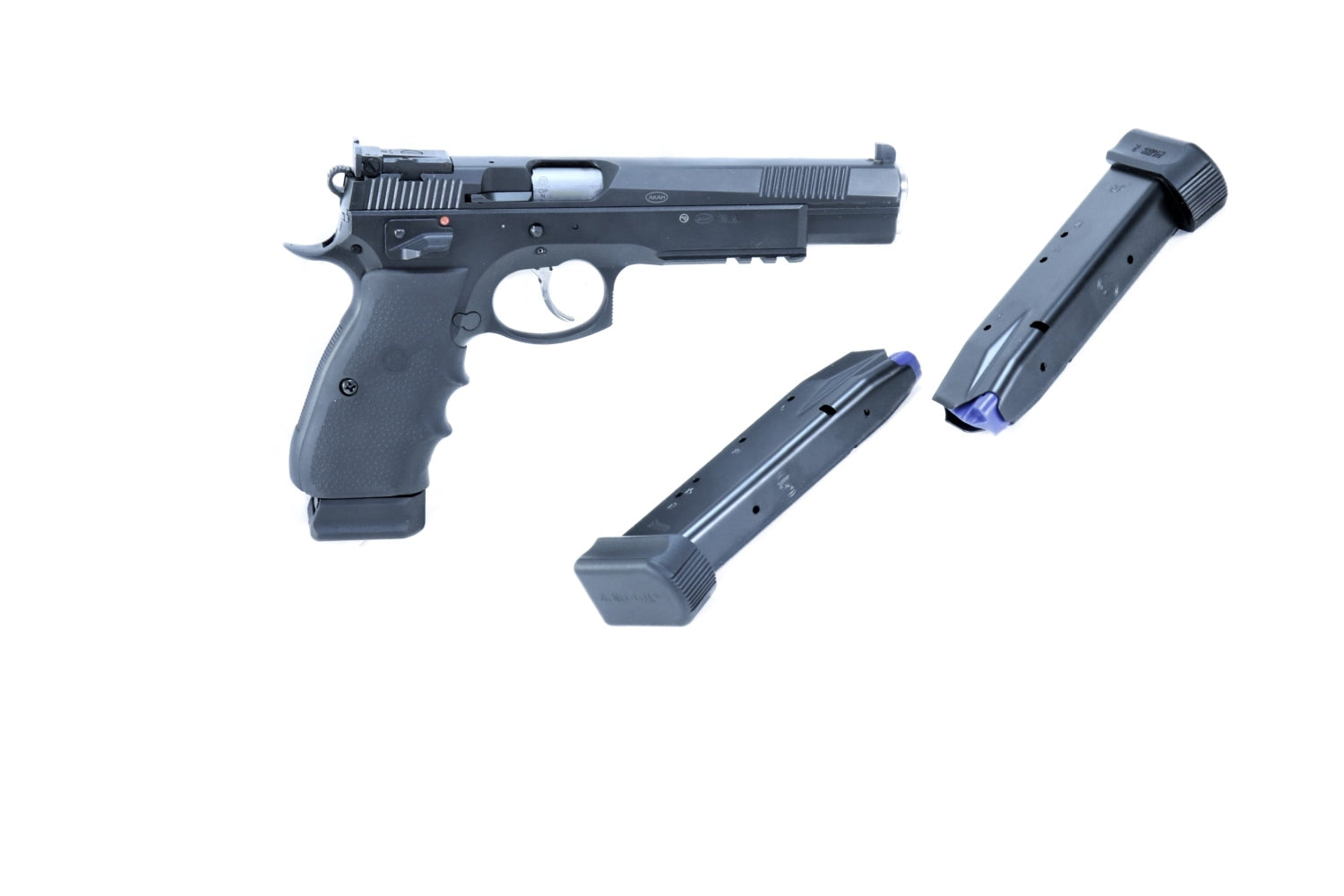 CZ-Pistole mit zwei Magazinen.