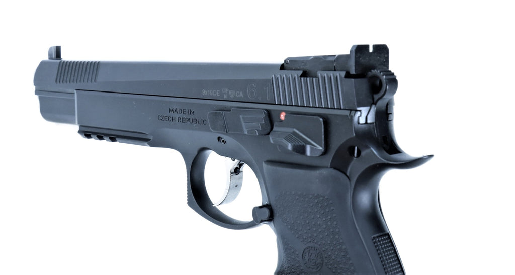 CZ-Pistole mit zwei Magazinen.