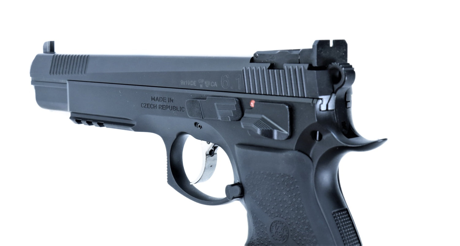 CZ-Pistole mit zwei Magazinen.