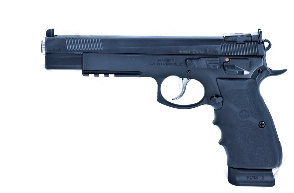 CZ-Pistole mit zwei Magazinen.