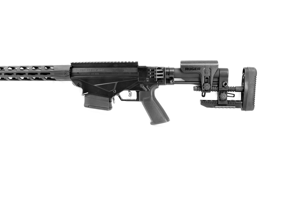 Ruger Waffe mit Schaft und Picatinny-Schiene.