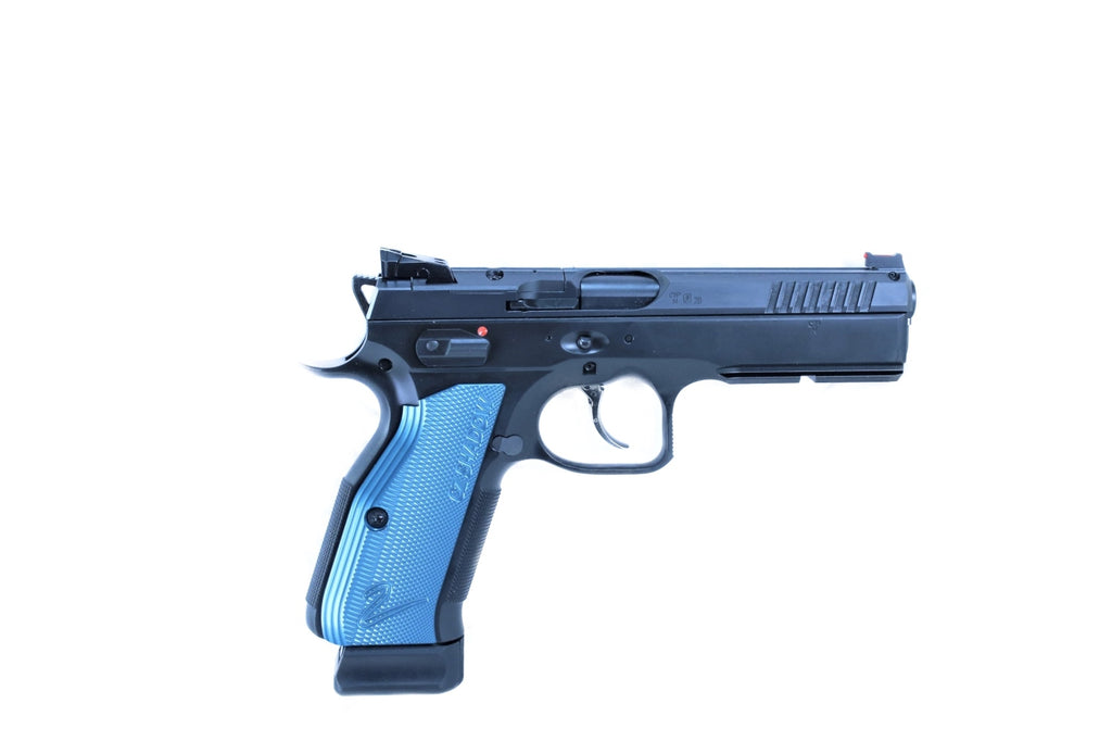 CZ-Pistole mit blauem Griff.