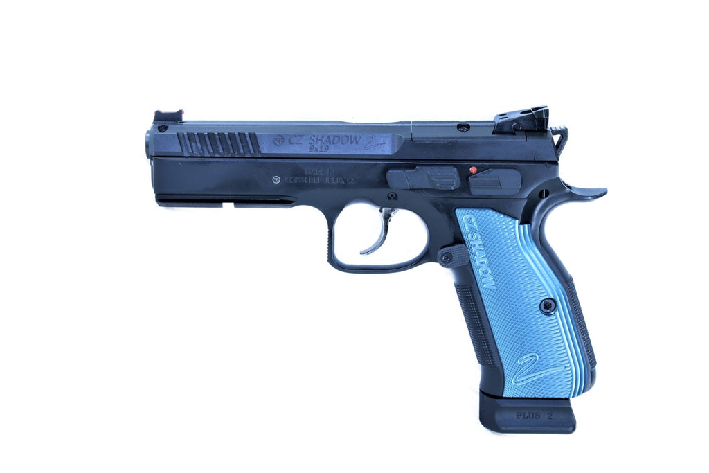 CZ-Pistole mit blauem Griff.