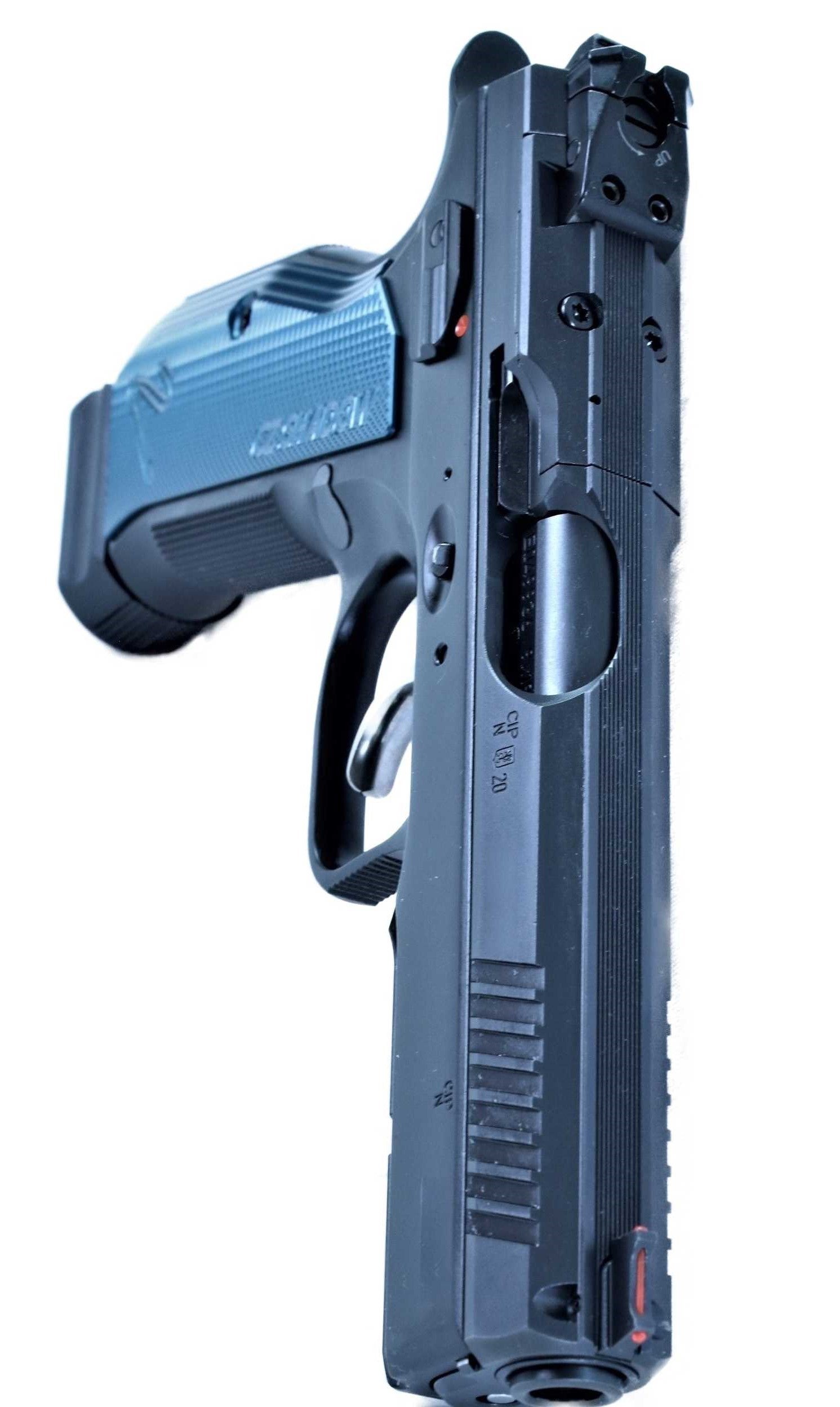 CZ-Pistole mit blauem Griff.