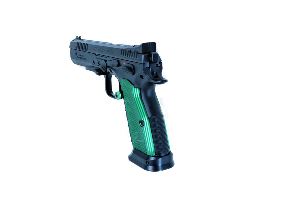 CZ Pistole mit grünem Griff.