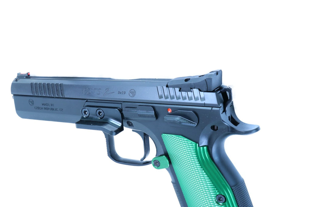 CZ Pistole mit grünem Griff.