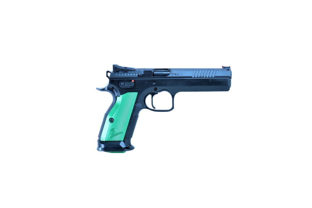 CZ Pistole mit grünem Griff.