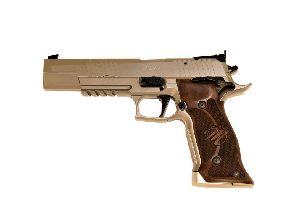 SIG SAUER Pistole mit Holzgriff.