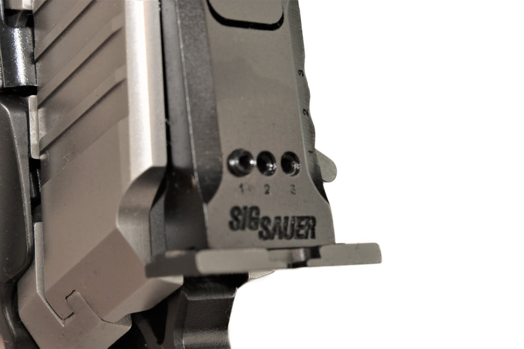 SIG SAUER Pistole mit Holzgriff.