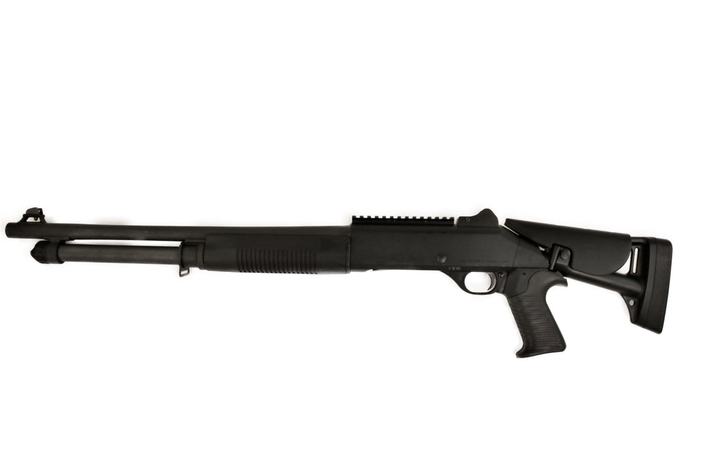 Benelli Schrotflinte, schwarz, seitlich.