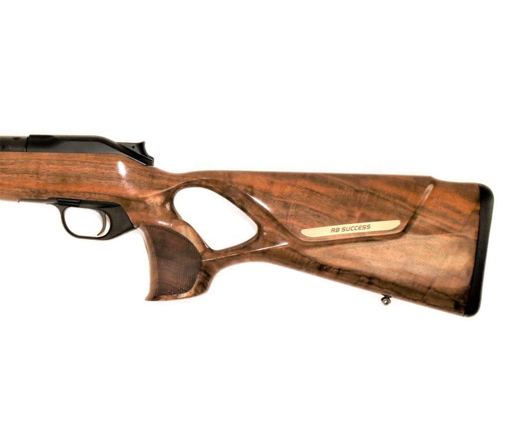 Blaser Jagdgewehr mit Holzschaft.