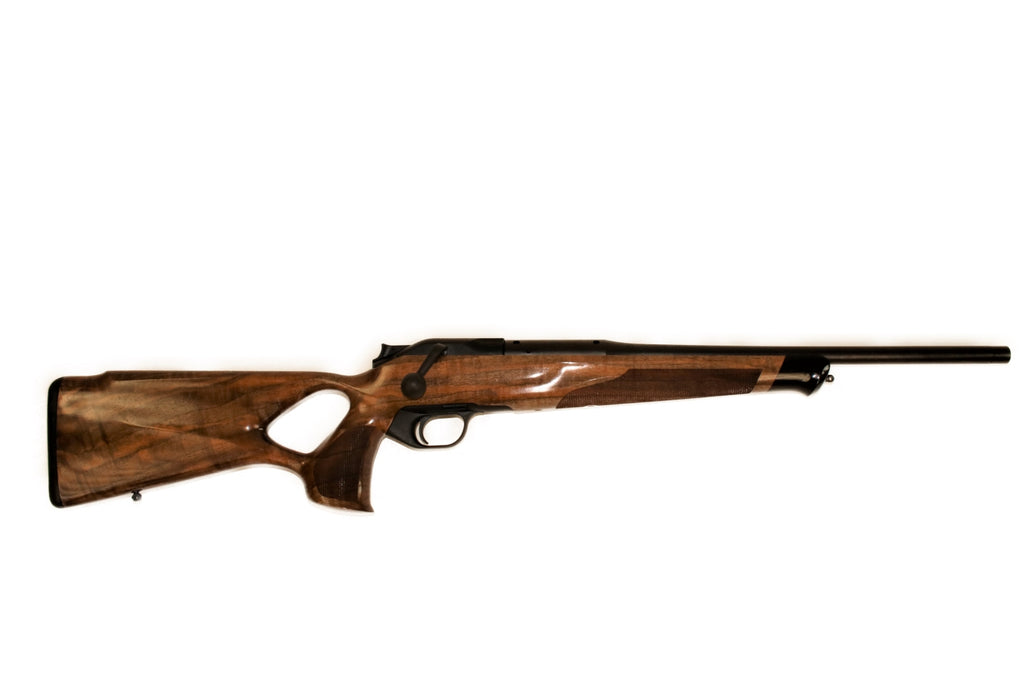 Blaser Jagdgewehr mit Holzschaft.