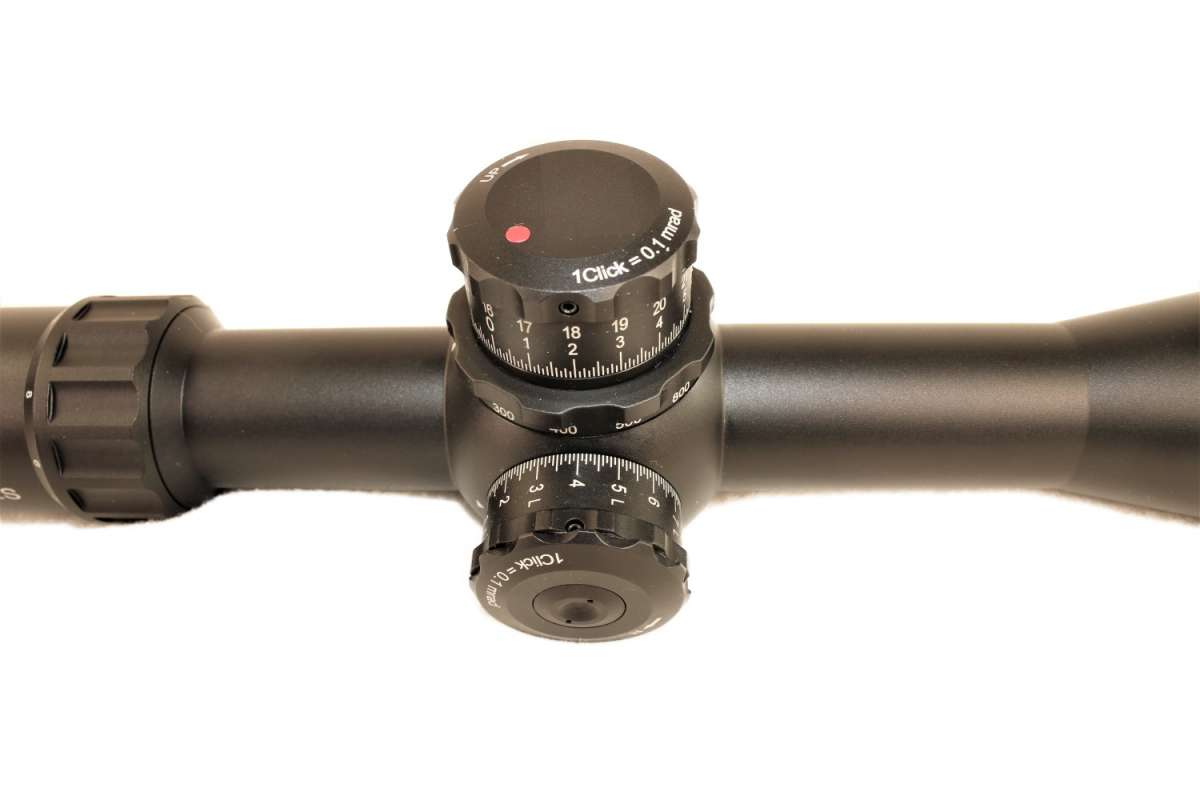 Zielfernrohr mit Einstellknöpfen.