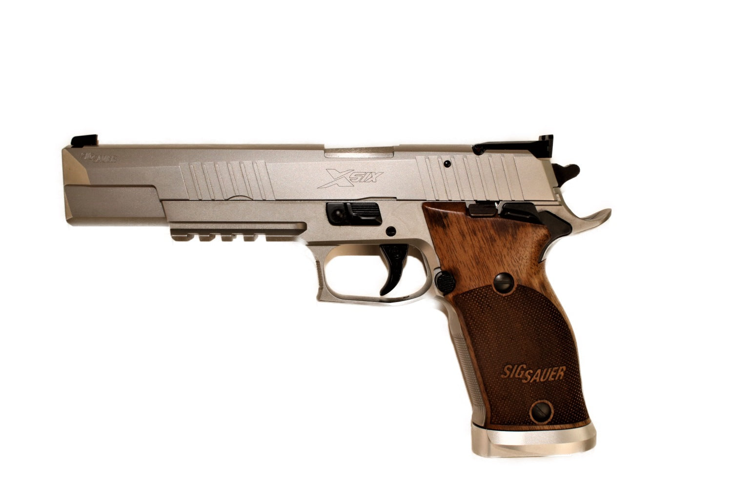 SIG SAUER Pistole, zerlegt, Holzgriff.