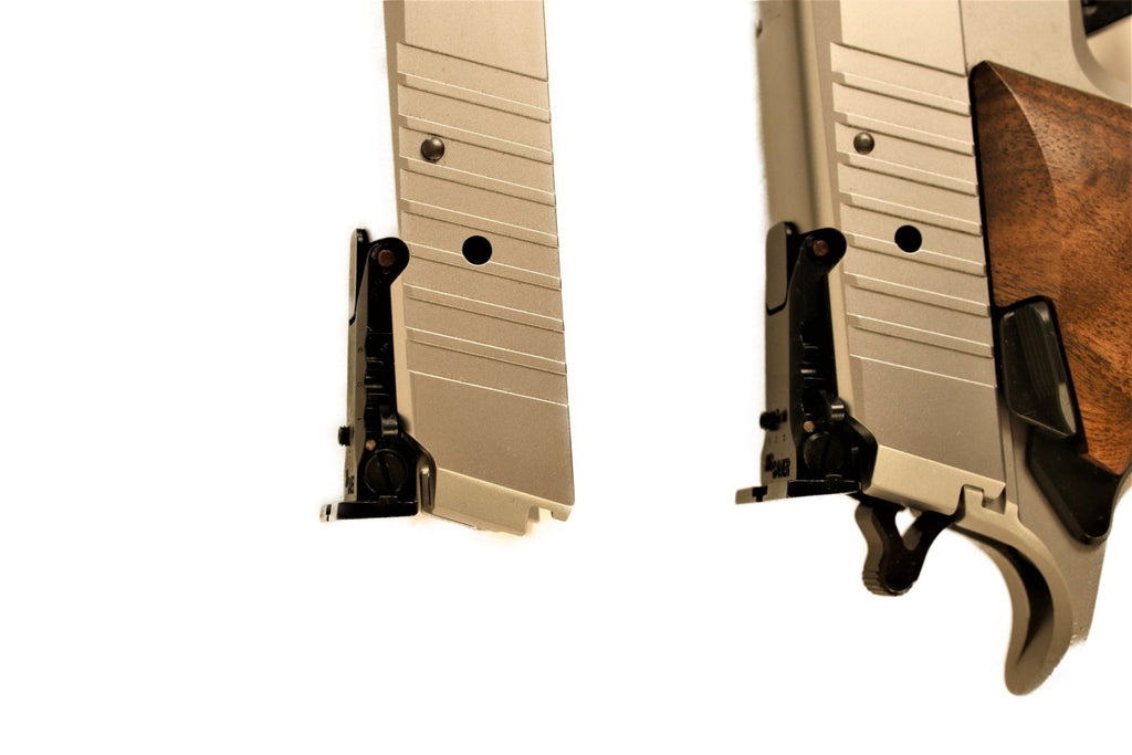 SIG SAUER Pistole, zerlegt, Holzgriff.