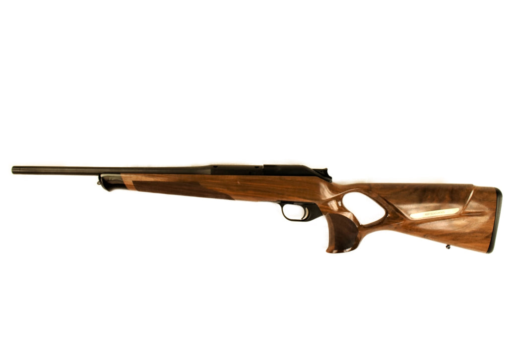 Blaser Jagdgewehr mit Holzschaft.