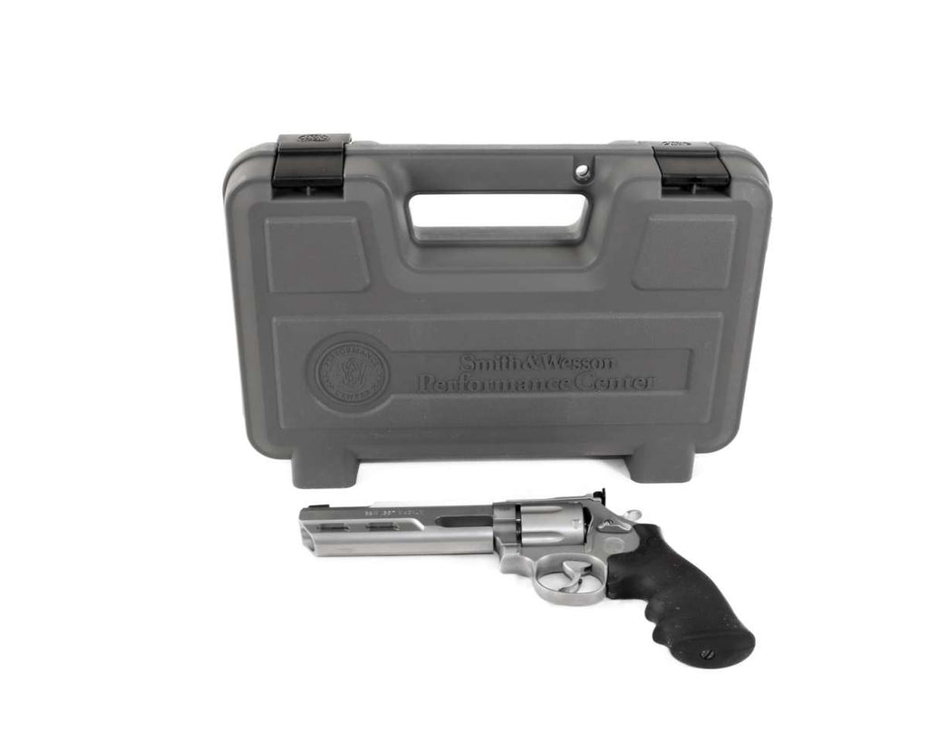 Revolver und graue Transportbox von Smith & Wesson.