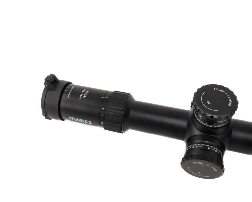 Steiner Zielfernrohr mit Schutzkappen.