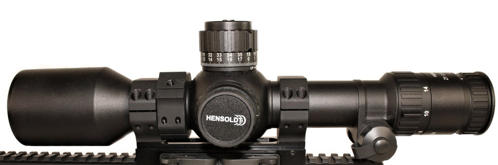 HENSOLDT Zielfernrohr auf Schiene montiert.